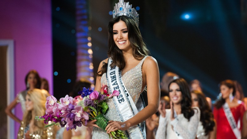 Paulina Vega, Miss Universe 2015, Miss Colombia, model, Paulina Vega Dieppa, Beauty Pageant, white dress, flowers, smile, brunette, crown (horizontal)