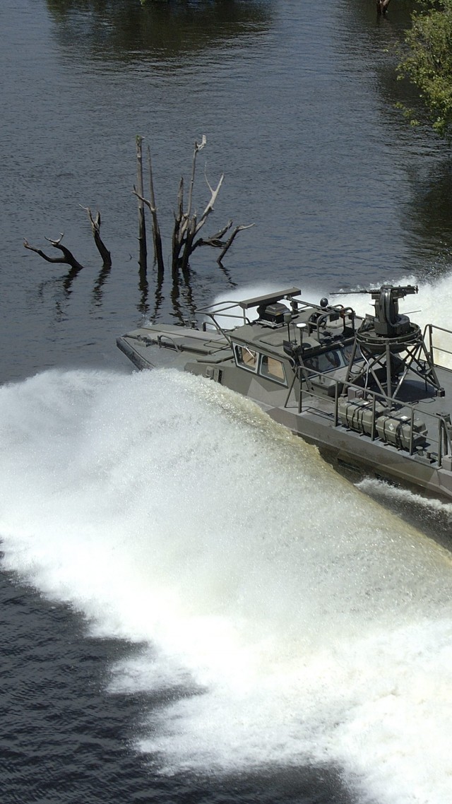 combat boat, CB90, fast assault craft, Strb 90 H, Brazilian Army, river (vertical)