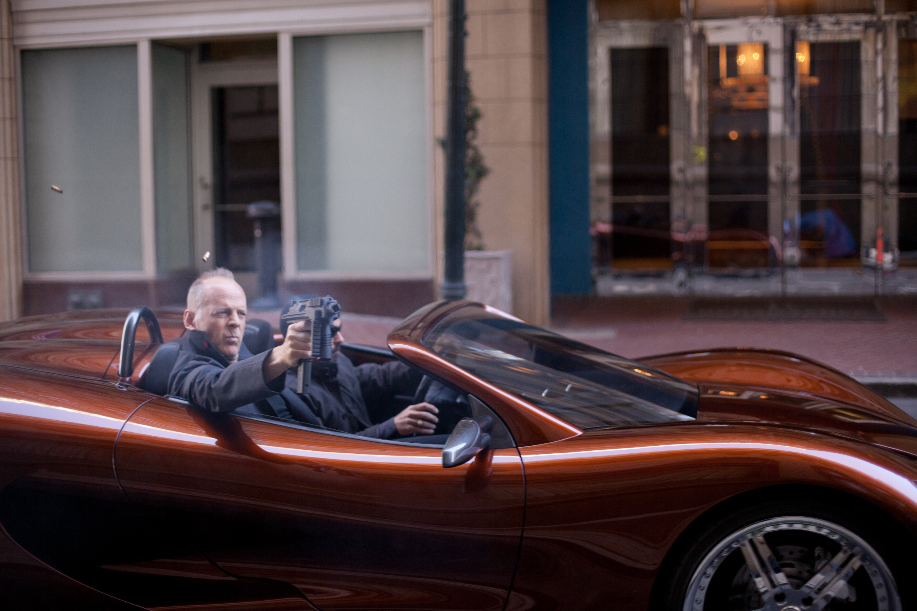 Wallpaper Bruce Willis, Looper, Most Popular Celebs in 2015, actor, car, gun ...3000 x 2000