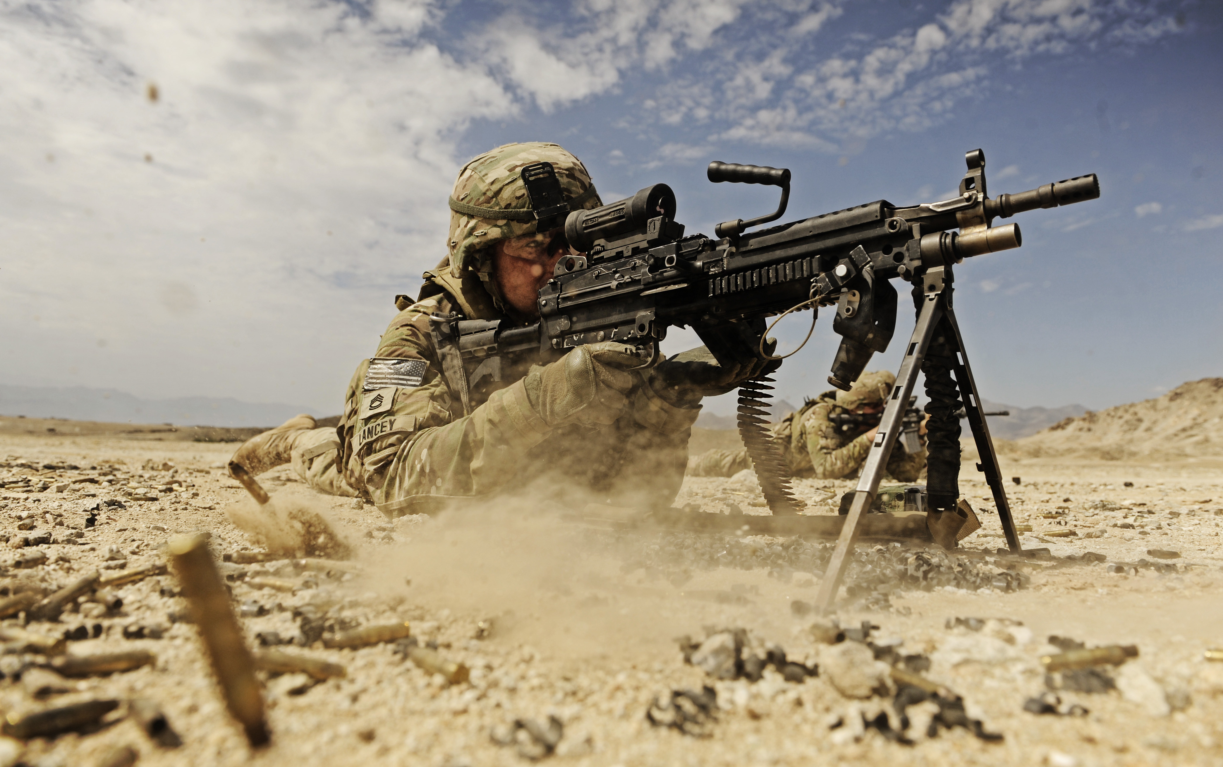 Wallpaper soldier, M249 LMG machine gun U.S. Army, firing, dust, sand