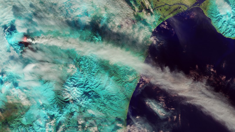 Kluchevskoy, 5k, HD wallpaper, 8k, eruption, clouds, volcano, sea, ocean, water, smoke (horizontal)