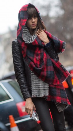 Mica Arganaraz, model, spring 2015 top models, brunette, street, rain, look (vertical)
