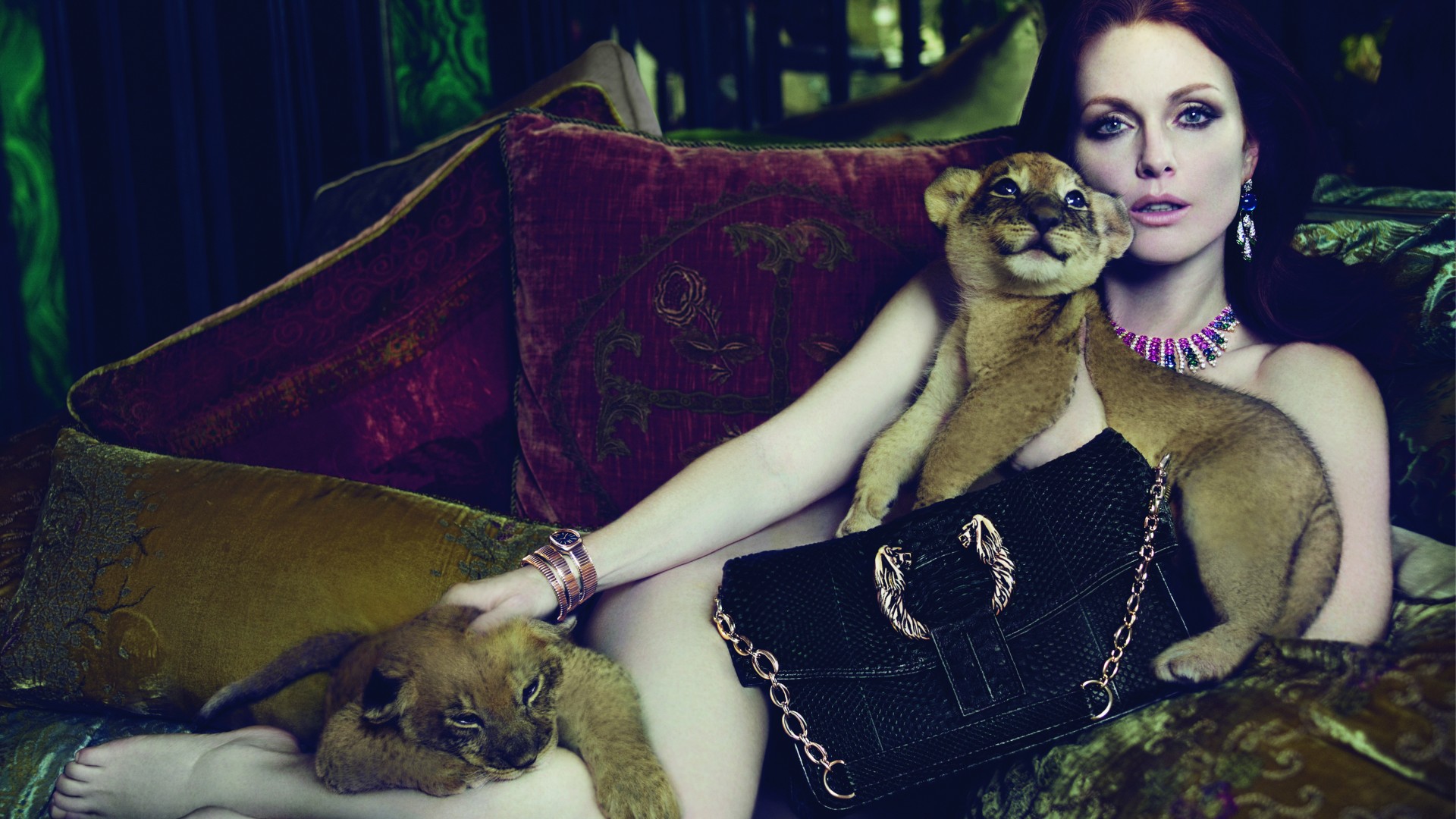 Julianne Moore, Julie Anne Smith, Actress, model, sofa, red hair, lion, cub, look, room, interior (horizontal)