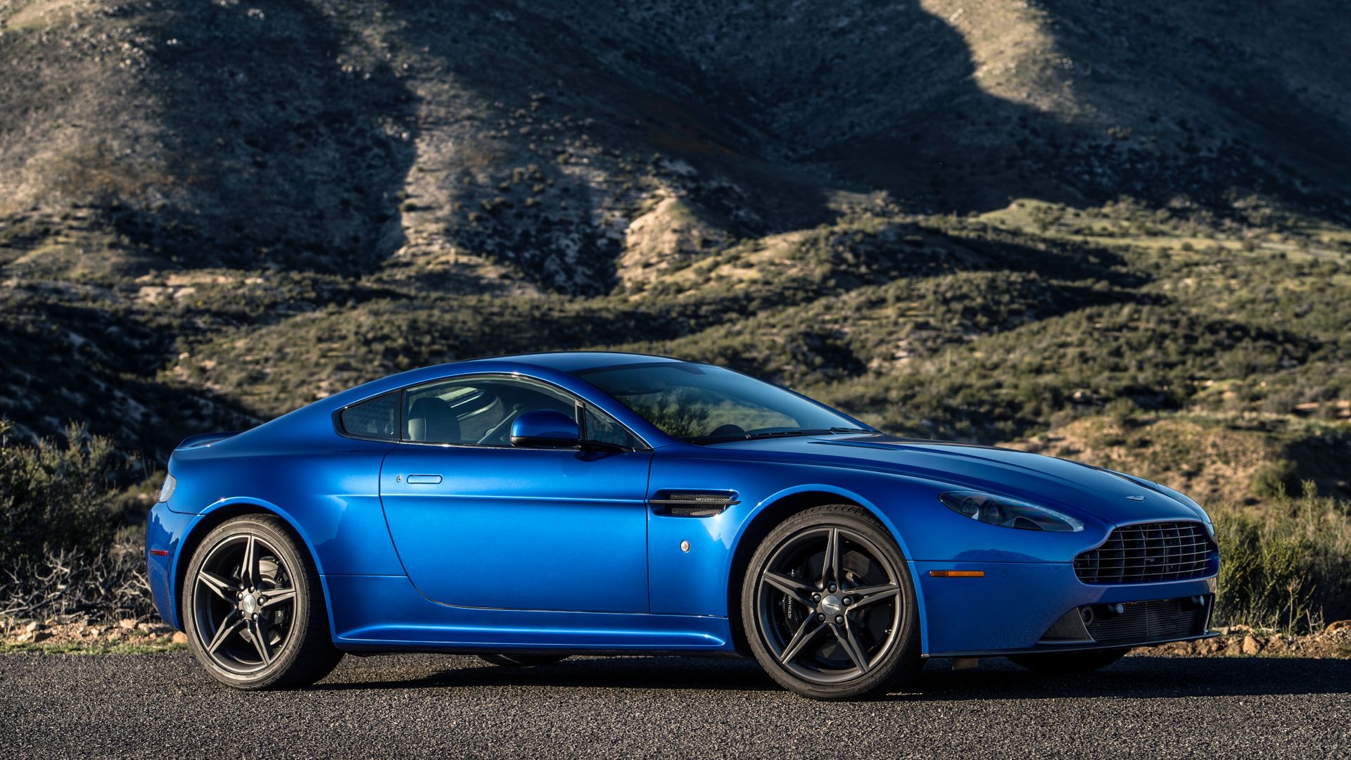 Aston Martin V8 Vantage GTS, racing cars, blue (horizontal)
