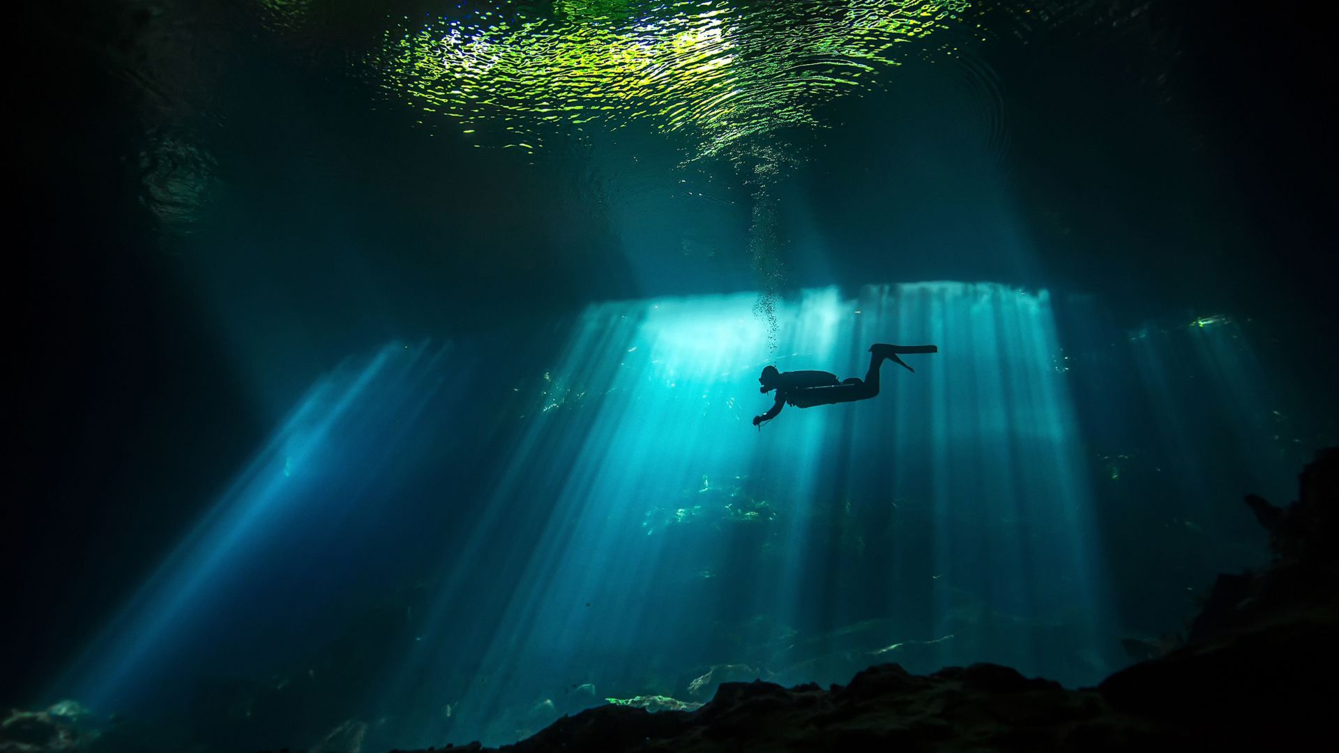 Diver, Sunbeam, Underwater, 4K (horizontal)