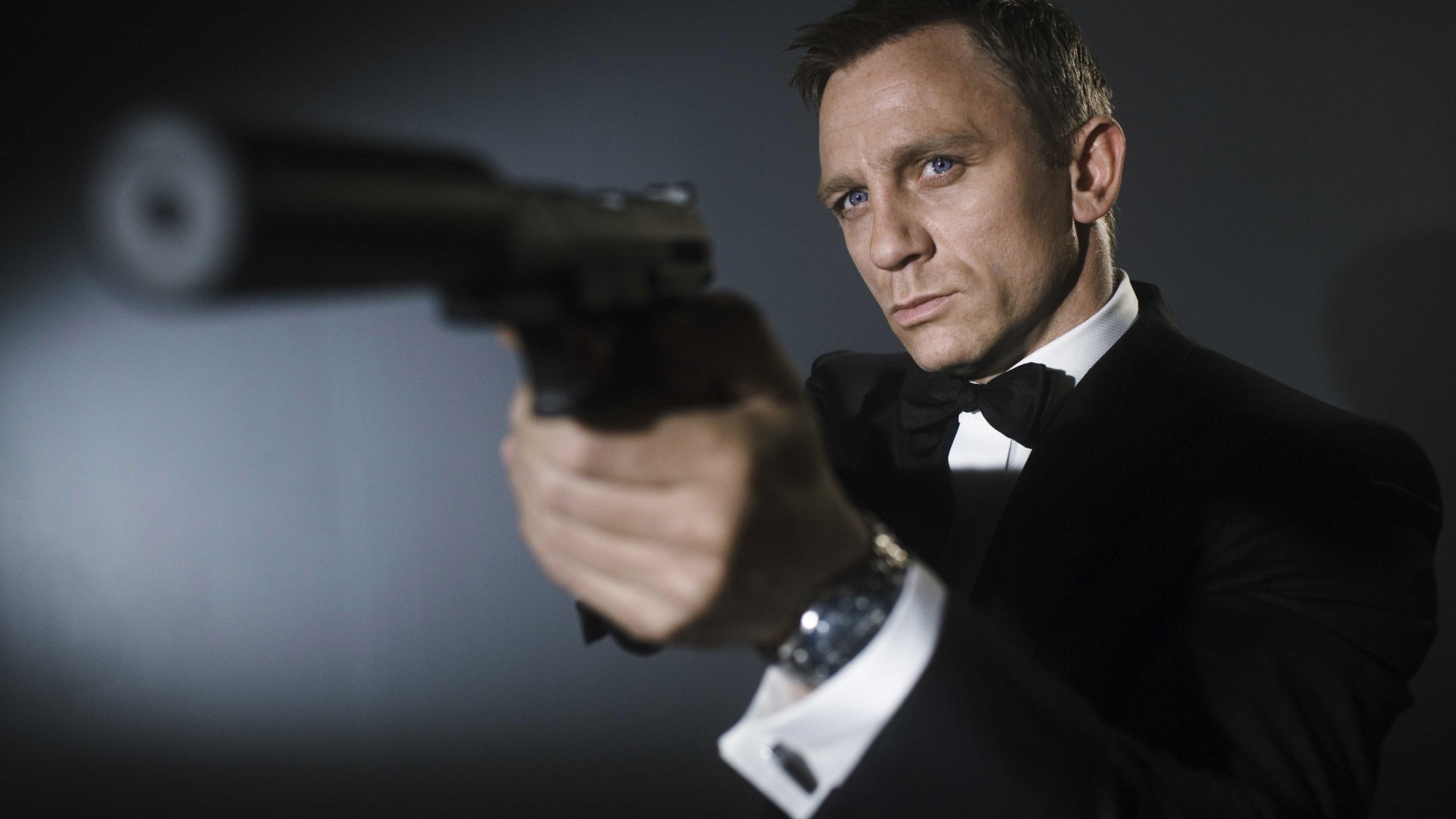 Daniel Craig, 007, James Bond, Most Popular Celebs in 2015, actor, gun (horizontal)