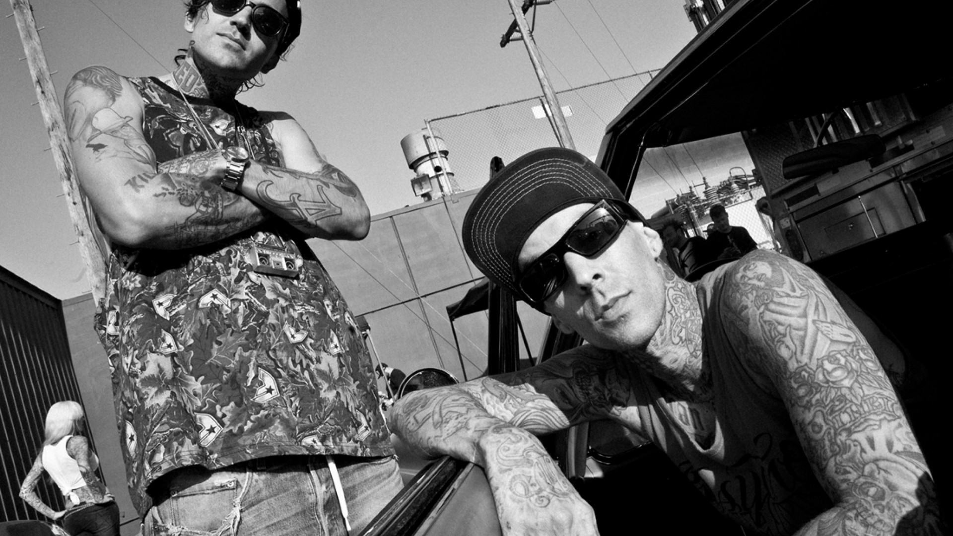 This Michael Wayne, Travis Barker, Blink -182, Punk, American rapper, actor, boxing bit, tattoo (horizontal)