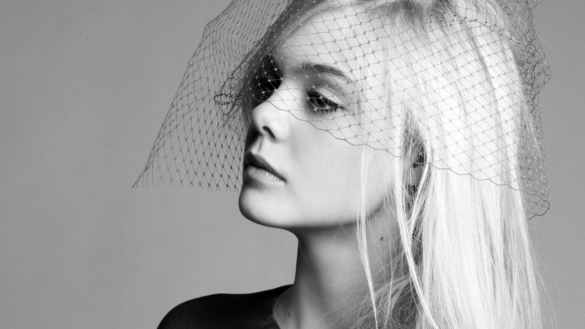 Elle Fanning, Actress, blonde, black and white photo, mysterious, portrait (horizontal)