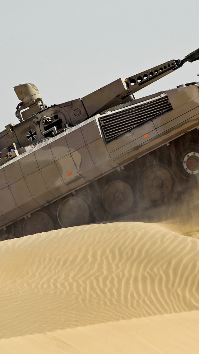 Pume, IFV, Bundeswehr, infantry fighting vehicle, sand, desert (vertical)