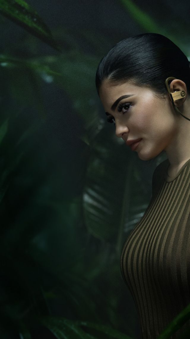 Kylie Jenner, photo, HD (vertical)