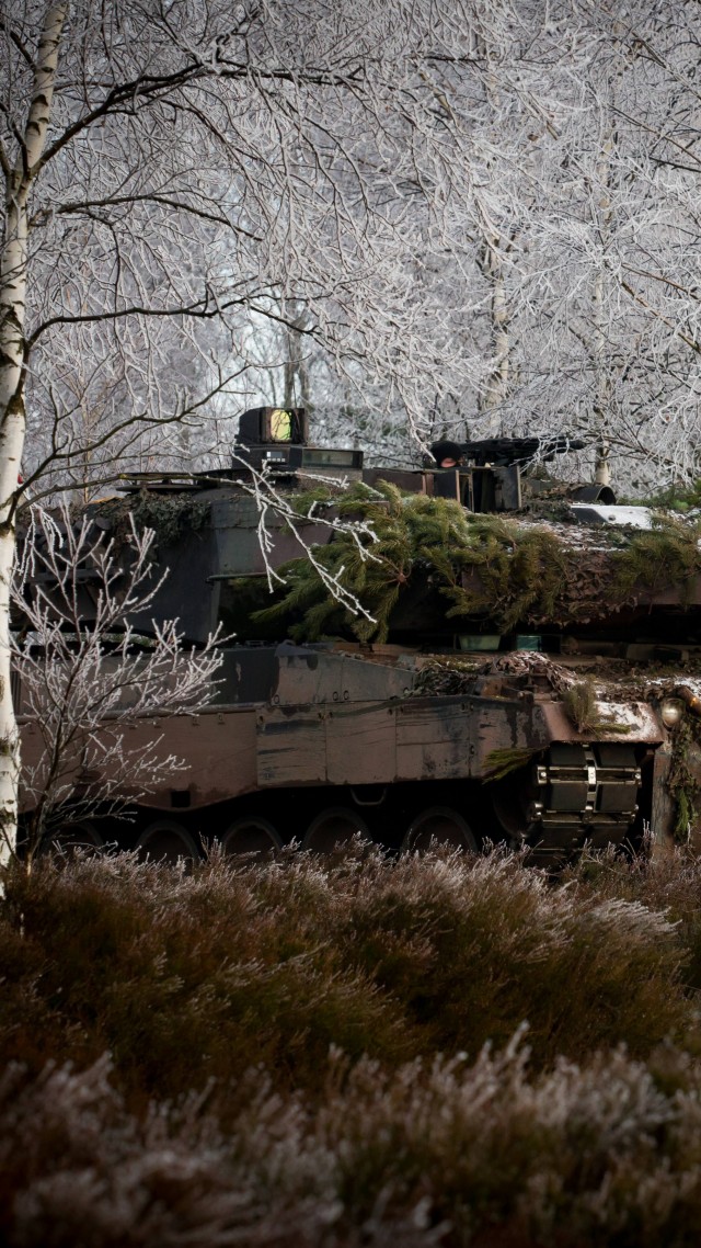 Leopard 2, 2a6m, Can, MBT, tank, German, forest, Bundeswehr, camo, winter (vertical)
