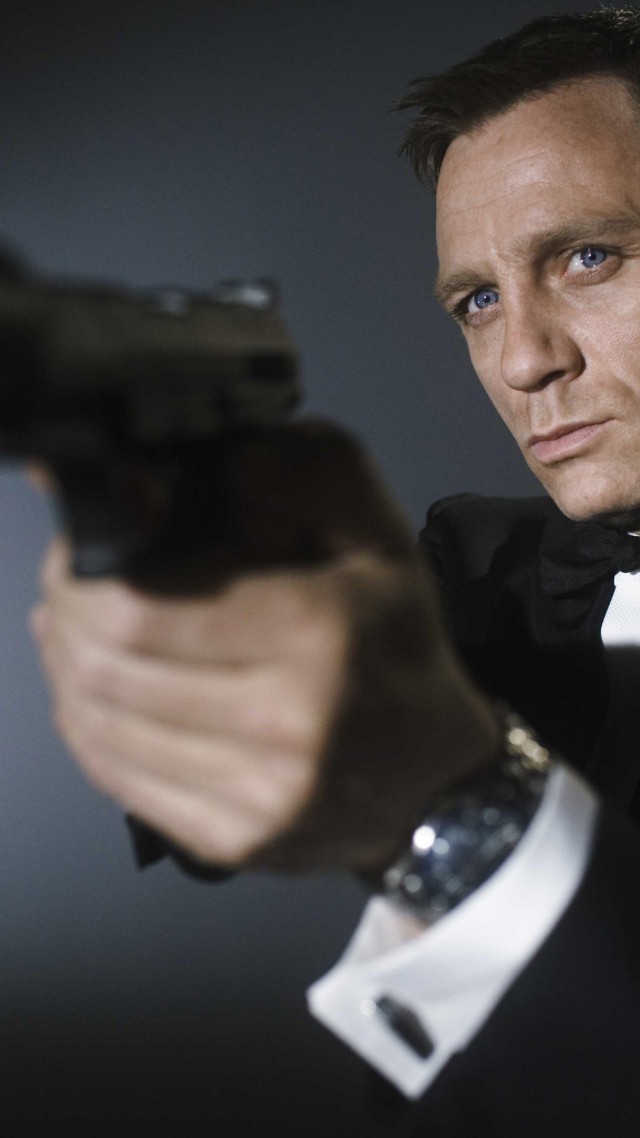 Daniel Craig, 007, James Bond, Most Popular Celebs in 2015, actor, gun (vertical)