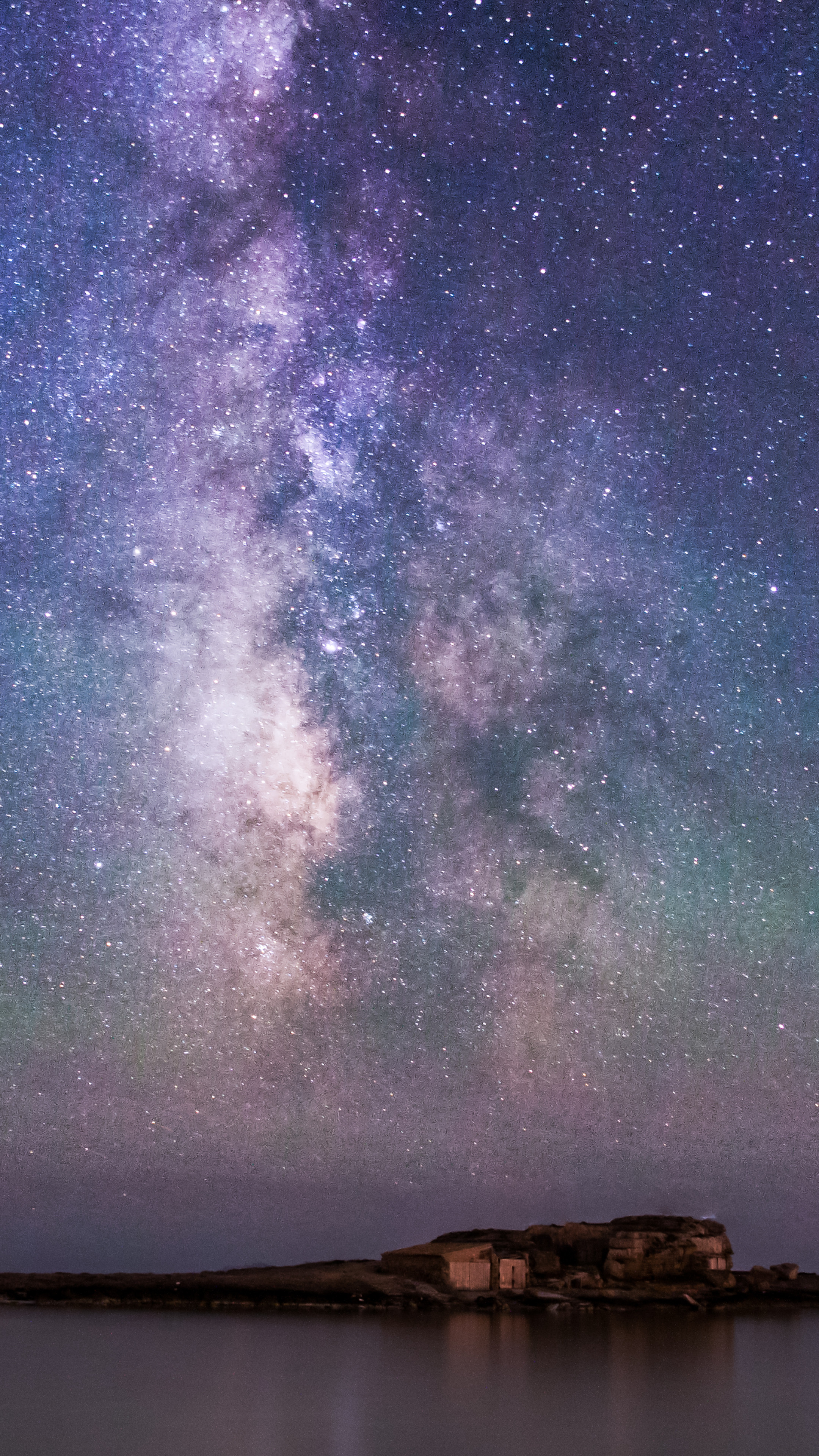 Bầu trời đêm: Cùng chiêm ngưỡng vẻ đẹp của bầu trời đêm với hàng ngàn ngôi sao lấp lánh trên nền đêm tối. Những hình ảnh này sẽ khiến bạn cảm thấy như đang được đắm mình trong một không gian thật khác biệt.