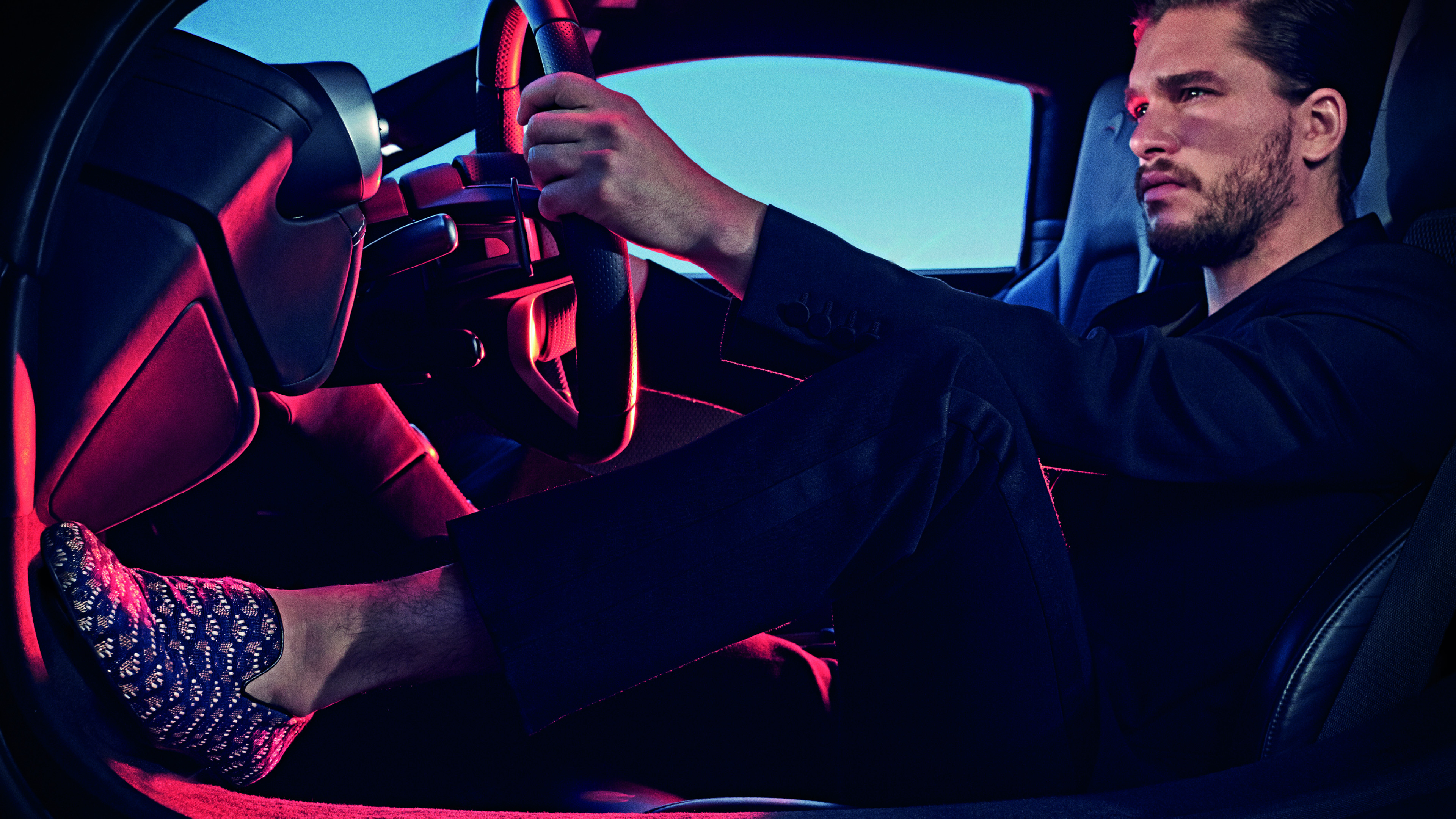 Фотосессия парня с машиной. Шикарная мужские фотосессии. Красивый мужчина в машине. Мужчина в салоне авто.
