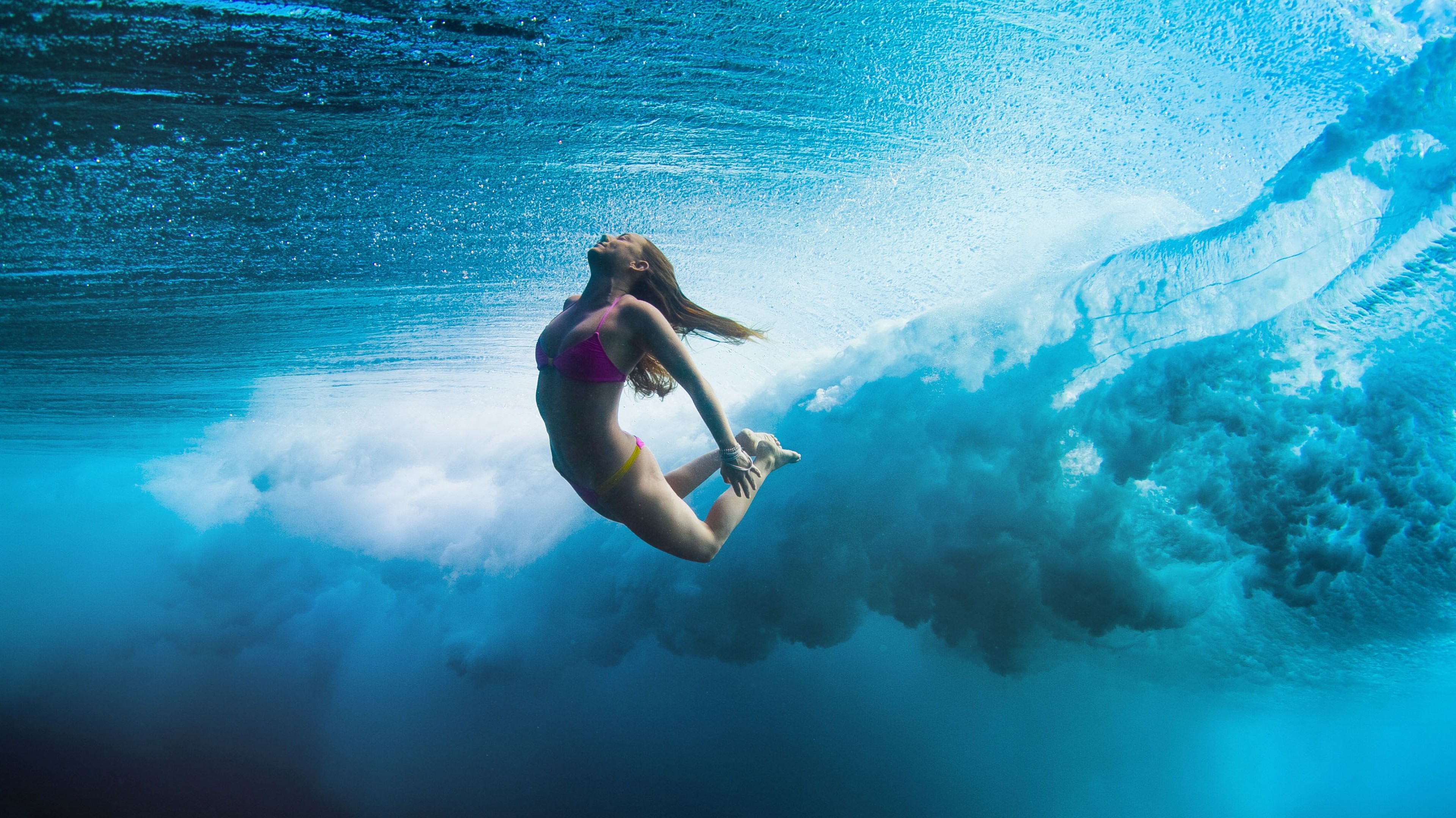 Картинки под. Фелисити Палмер серфингистка. Сара Мейсон (серфер). Девушка под водой. Девушка и океан.